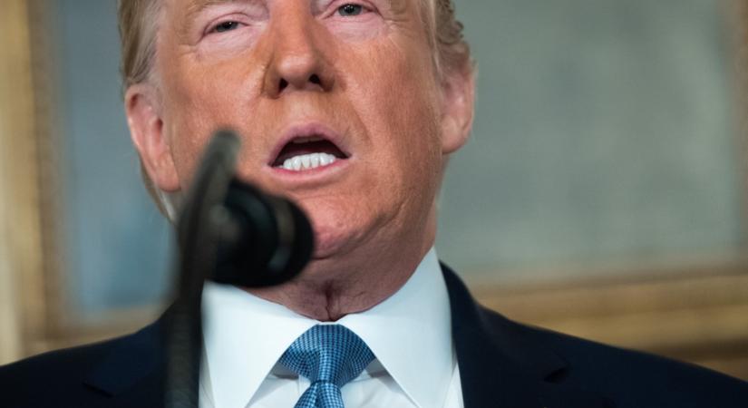 Donald Trumpot adócsalási ügyben faggatják, hallgat, mint a sült hal
