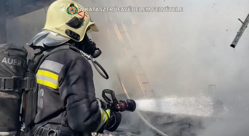 Így küzdöttek meg a lángokkal a tűzoltók a fehérvári garázstűznél (videó)