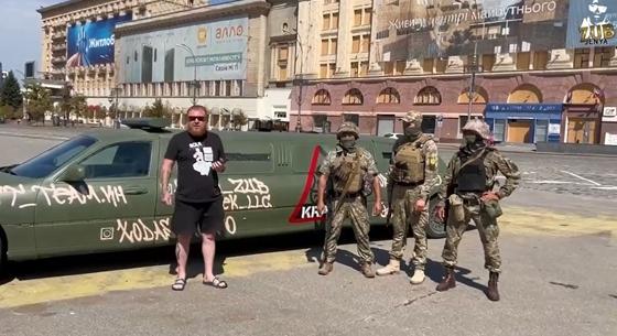 Az ukránok előálltak a háborús helyzetre épített limuzinnal – videó