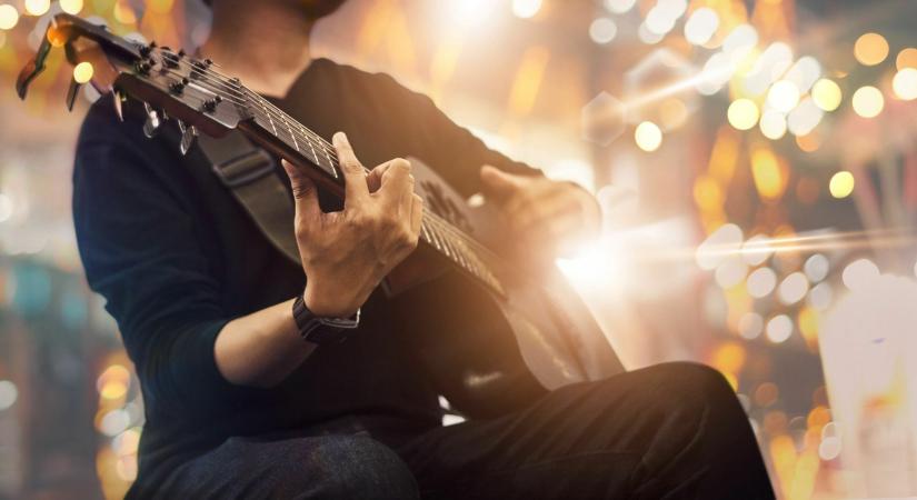 A harmóniákat előcsalogató gitározás titka a kezesség