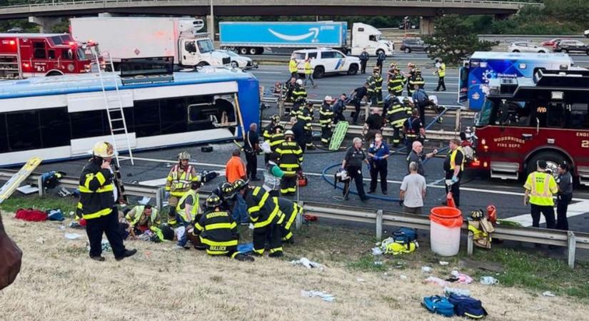 Felborult egy busz New Jersey-ben, egy ember meghalt, többen megsérültek