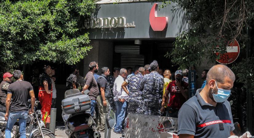 Túszokat ejtett egy fegyveres férfi egy libanoni bankfiókban