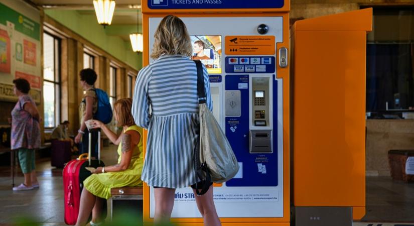Már minden elővárosi vonalon üzemelnek az új jegykiadó automaták