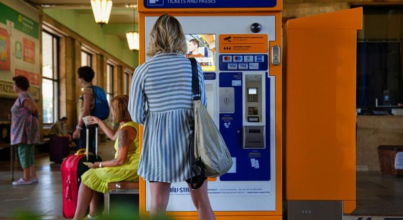 Már a Jászkunságban is üzemelnek az új jegykiadó automaták