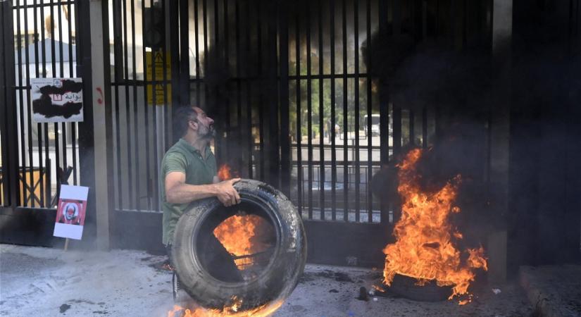 Túszokat ejtett egy fegyveres egy bejrúti bankban, hogy felvehesse megtakarításait