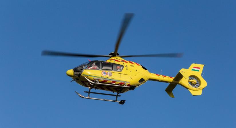 Mentőhelikopter érkezett a berekfürdői strandra, újraélesztettek egy férfit