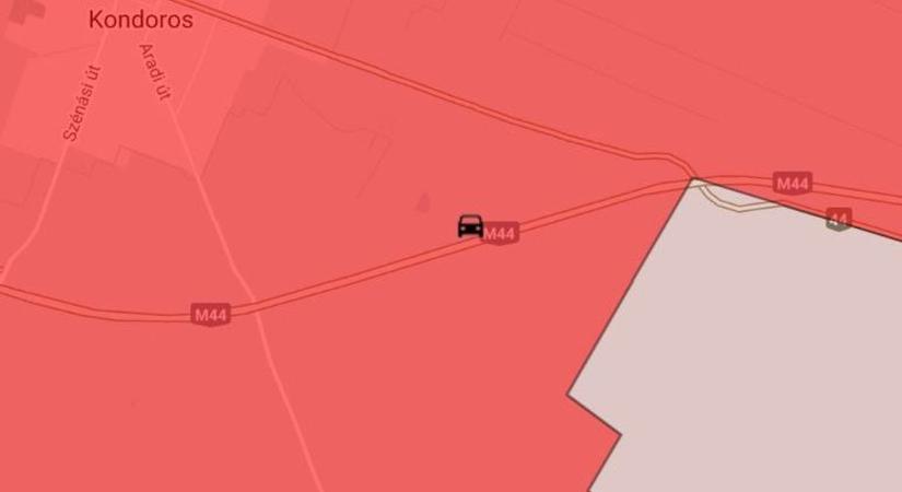 Szalagkorlátnak hajtott egy autó az M44-esen, Kondoros közelében