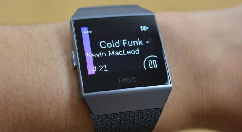 Októbertől nem lehet zenét tölteni a Fitbit okosórákra