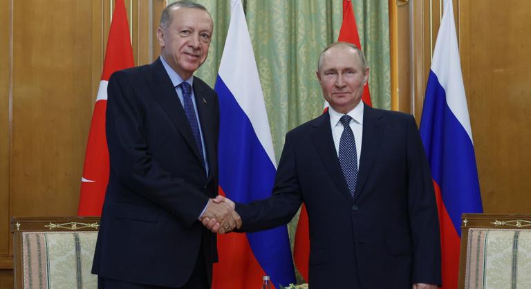 Az ellentétek dacára elmélyülő kapcsolatok Moszkva és Ankara között