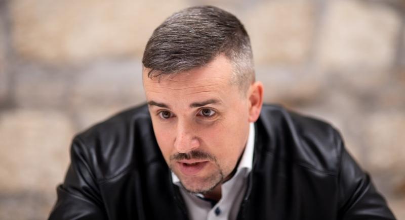 Függetlenként folytatja tovább, kilép a Jobbikból Jakab Péter