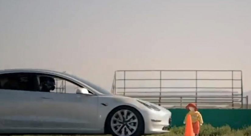 Tényleg elgázolja a gyerekeket a Tesla önveztő autója?