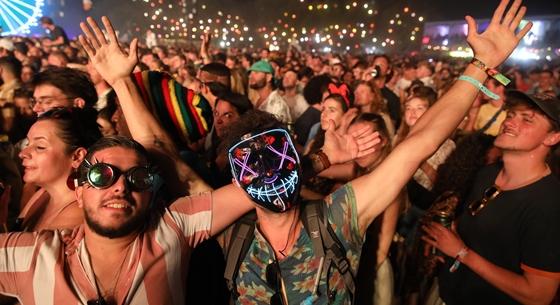 Világító neonmaszkok és őrületes buli - így látta fotóriporterünk a Kings of Leon koncertjét