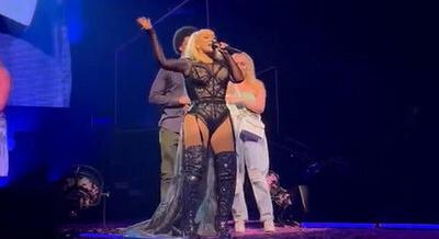 Christina Aguilera koncert közben kérte meg barátnője kezét a szerelmes férfi