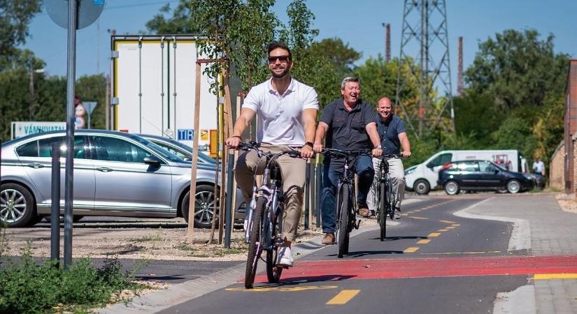 A Zsibinél is tekeregtek a képviselők – új kerékpárút-szakasz készült el Debrecenben