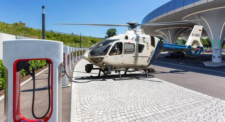 Mit keres egy német rendőrségi helikopter a Tesla-töltőn?