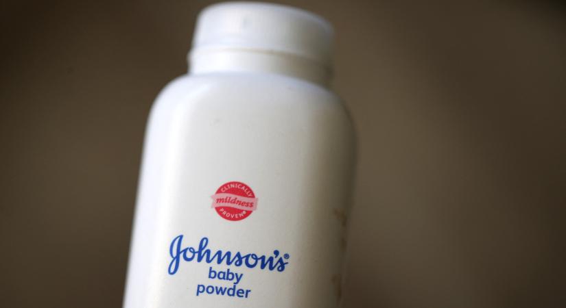 Leállítja a talkumalapú babahintőpor gyártását és értékesítését a Johnson & Johnson
