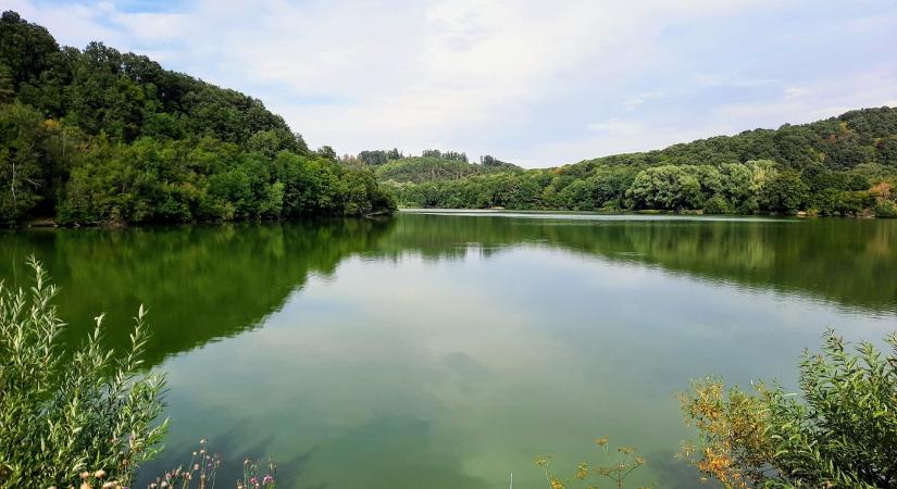 Kovácsszénájai-tó, a hegyek övezte gyöngyszem, ahol nyugalom honol