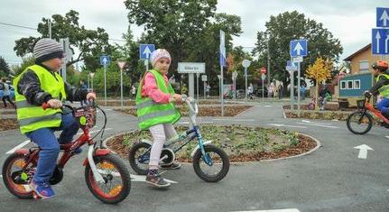 Új biciklis KRESZ pálya épül a Bimbó utcai ovisoknak