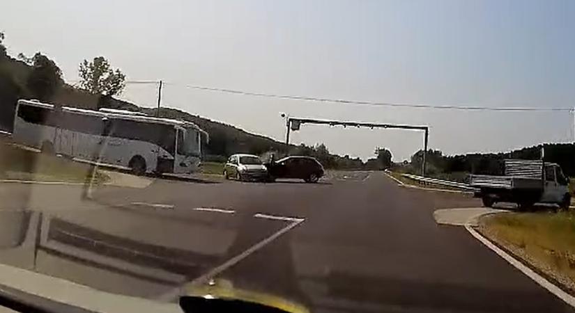 Ijesztő videó: a telefonját nézte, nem a stoptáblát, súlyos balesetet okozott