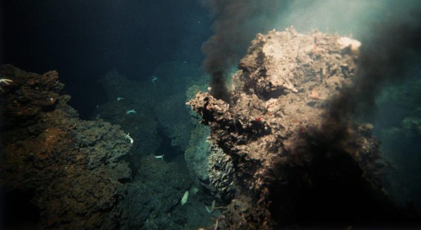 Hatalmas kürtőket találtak az óceán fenekén