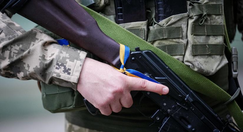 Emelnék Ukrajnában a hadkötelezettség korhatárát