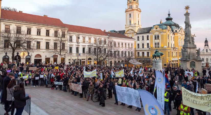 Tízezer pedagógus hiányzik a magyar iskolarendszerből, a kormány kész béreket emelni, de a szakszervezet szerint gyorsabb lépésekre van szükség