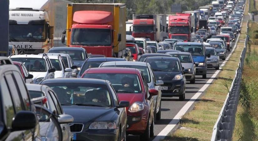 Erős forgalom és baleset is nehezíti a Balatonra utazást