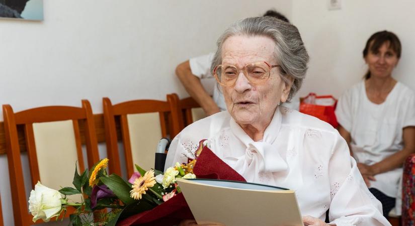 90. születésnapján köszöntötték Tata szeretett pedagógusát, Gizi nénit