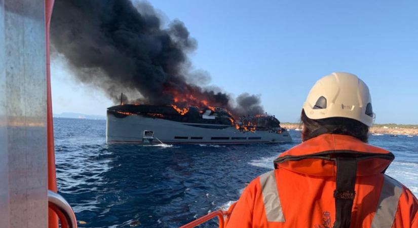 Leégett egy olasz milliárdos vadiúj luxusjachtja a spanyol partoknál