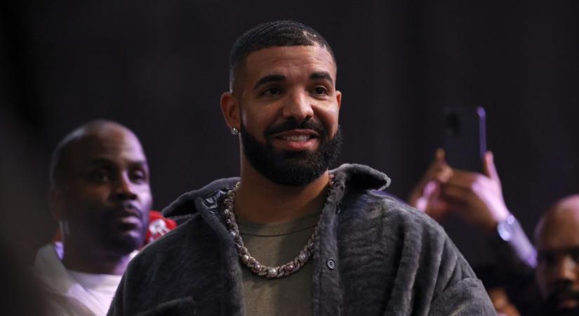 Drake az anyjának szentelt arctetkót varratott