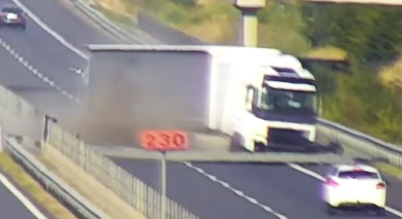 Drámai videó arról, ahogy a defektes kamion mindent tarol az M3-ason