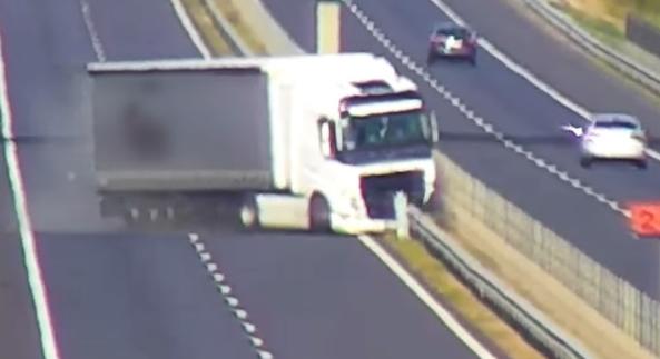 Horror az M3-ason: ennyit ér a szalagkorlát, ha durrdefektet kap egy kamion