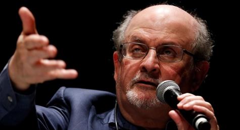 Megtámadták a színpadon Salman Rushdie-t