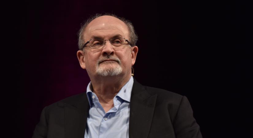 Megtámadták a színpadon Salman Rushdie írót