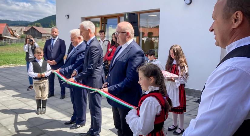 Átadták a magyar támogatással felújított óvodát Sepsibükszádon
