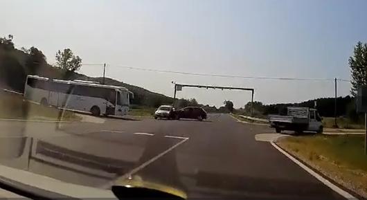 A GPS-t nézte, ezért nem vette észre a stoptáblát – baleset lett belőle