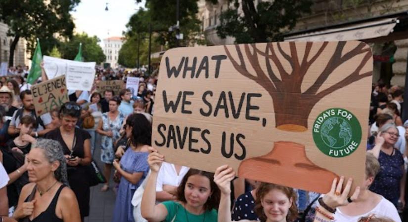 Több ezren tüntetnek a Kossuth térnél az erdőirtás ellen