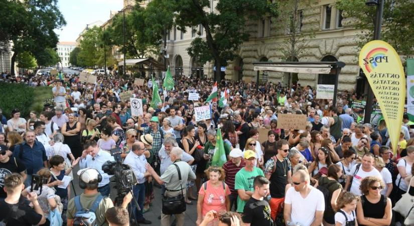 Több ezer ember tüntet a fakivágás ellen Budapesten – Élő közvetítés!