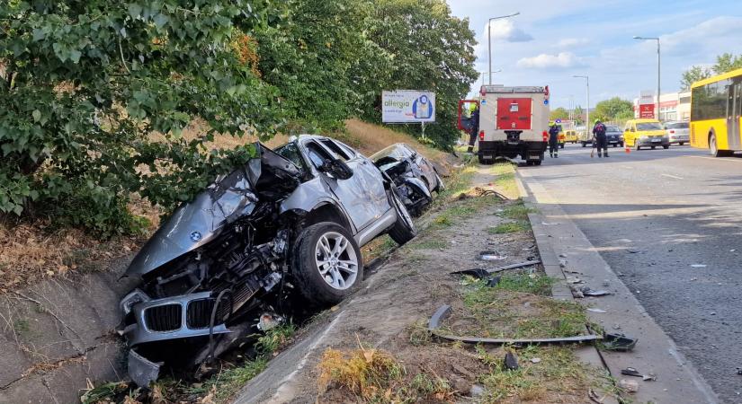 Árokba repült a BMW és az Opel, a Cordoba pörgött, nyergesvonató okozhatott balesetet a Bécsi úton
