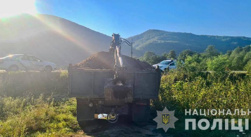 Illegálisan kitermelt kavicsot szállító teherautót állítottak meg Kárpátalján