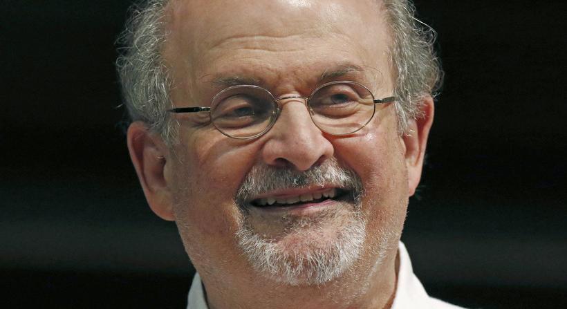 Nyakon szúrták a színpadon Salman Rushdie írót (VIDEÓ)