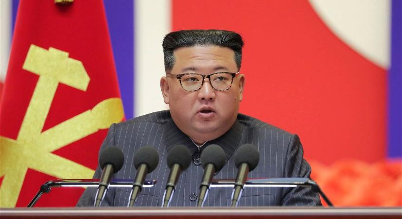 Napi szürreál: úgy tapsoltak az észak-koreaiak a koronavírus-járvány felett hirdetett győzelem hallatán, mintha Kim Dzsongun isten lenne