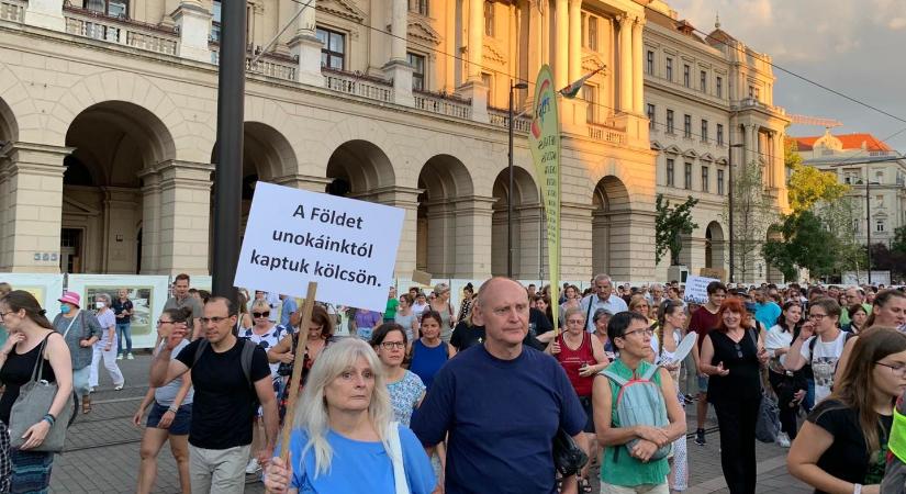 Összegyűltek pár ezren Orbán fakivágásos rendelete ellen tüntetni