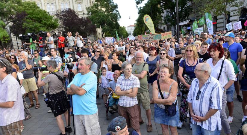 A fakivágások ellen tüntetett Budapesten az LMP