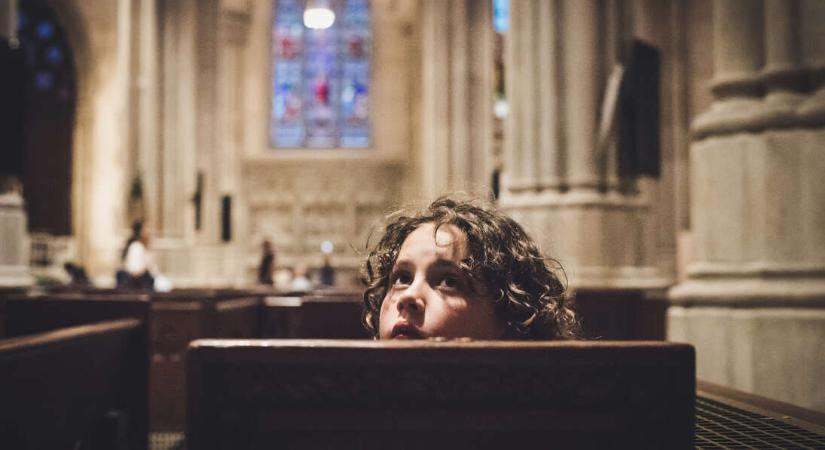 Így lesznek a mélyen hívő családok gyerekeiből ateisták, a világi szülőknek meg vallásos gyerekeik