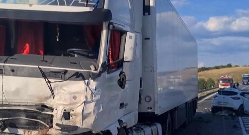 TRAGÉDIA: Szörnyethalt egy férfi, miután autójával szemből nekihajtott egy kamionnak