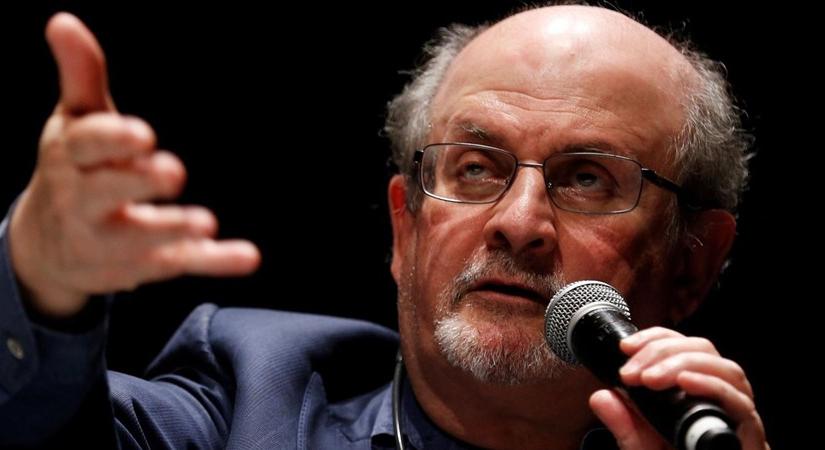 Lélegeztetőgépen tartják Salman Rushdie-t, a merényletben megsebesült író elveszítheti az egyik szemét