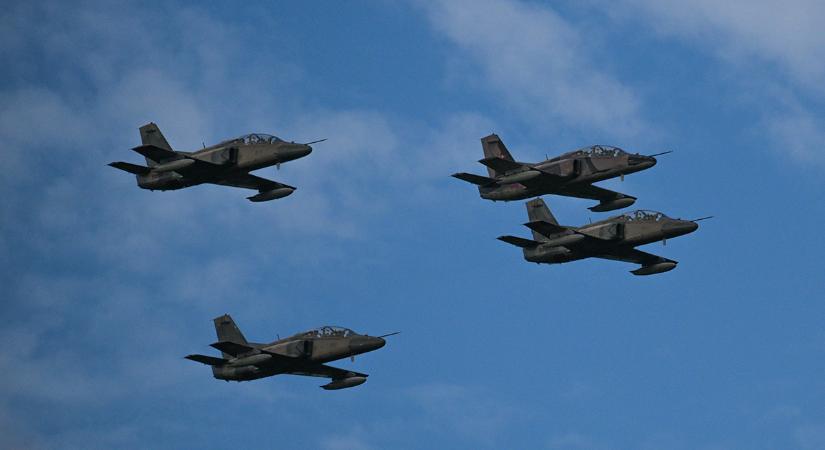 Kína vadászrepülőgépeket küld Thaiföldre