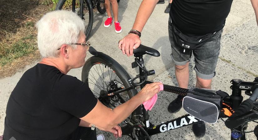 Ingyenes kerékpárjelölés a rendőrség udvarán
