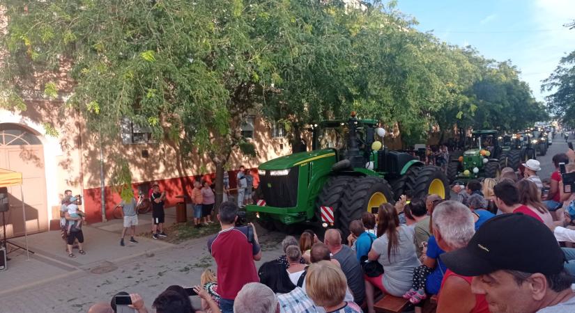 Ami Debrecennek a virág, az Hajdúböszörménynek a traktor…karnevál